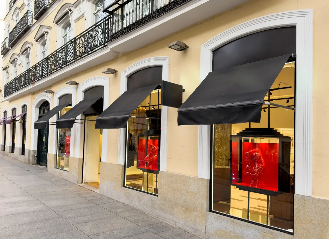 Façade vitrine de magasin en aluminium sur mesure à Pibrac